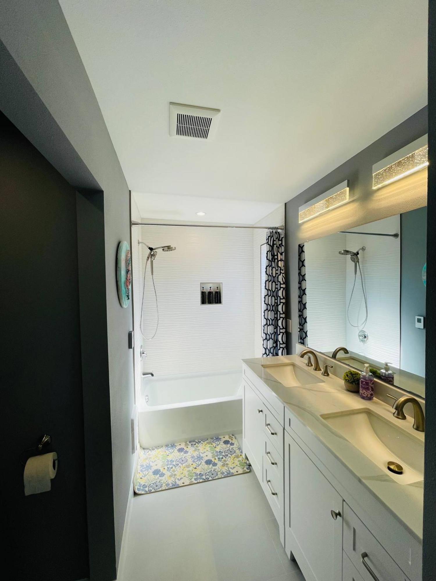 Green Lake 1St Line Home A With Central Air Conditioners Seattle Exteriör bild